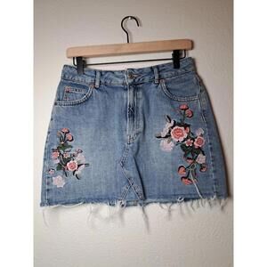 Topshop Moto distressed blue jean Flower Stitched mini skirt size 10